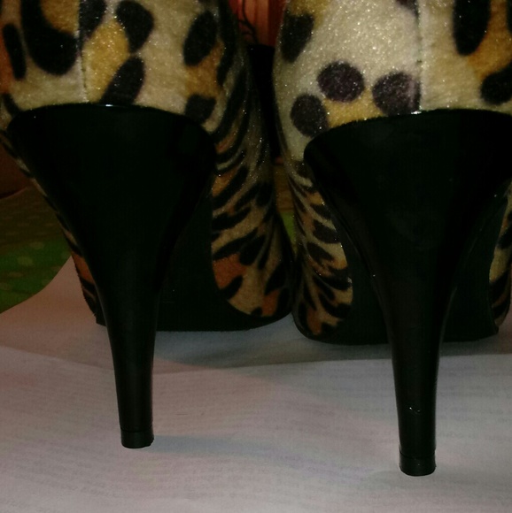 Fergalicious by Fergie Faux Fur Pumps Size 7.5M - Picture 4 of 8